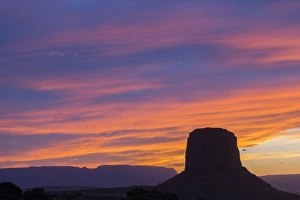 AZ, Monument Valley, Mitchell Butte; sunset