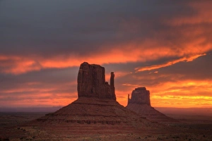 Images Dated 20th August 2009: AZ, Monument Valley, The Mittens, at sunrise. (Not avaliable for 2014 calendars)