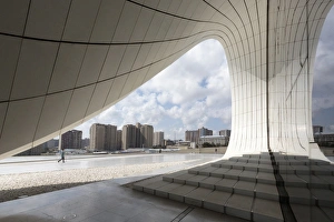 Images Dated 28th September 2014: Azerbaijan, Baku. The Heydar Aliyev Center in Baku