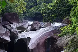 Images Dated 11th March 2009: The Babinda Boulders is a fast-flowing river surrounded by smooth boulders and a