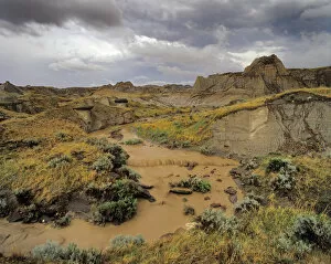 Images Dated 31st August 2006: Badlands at Dinosaur Provincial Park in Alberta, Canada during thunderstorm