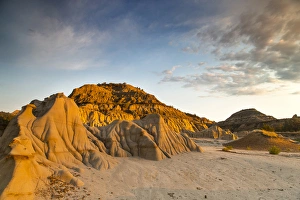 Images Dated 29th June 2012: Badlands at first light in Theodore Roosevelt National Park, North Dakota, USA