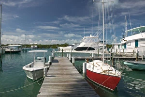 Images Dated 21st December 2005: BAHAMAS- Abacos- Loyalist Cays -Man O War Cay: North Harbour-Boat Pier