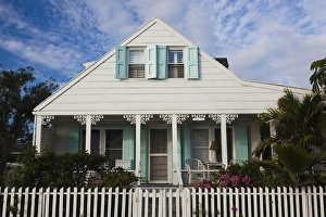 Images Dated 27th February 2012: Bahamas, Eleuthera Island, Harbour Island, Dunmore Town, Colonial-era house along