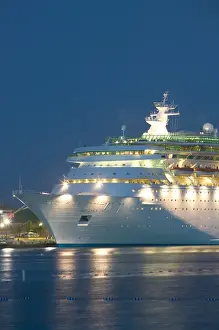BAHAMAS- New Providence Island-Nassau: Port of Nassau - Cruise Ship - Evening
