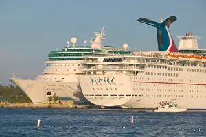 BAHAMAS-New Providence Island-Nassau: Port of Nassau-Cruiseships