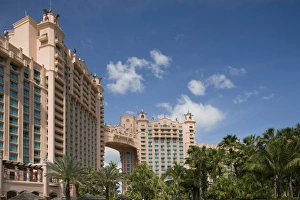 Images Dated 5th April 2007: Bahamas, Paradise Island, Nassau, Exerior view of Atlantis Resort