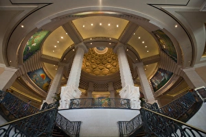 Images Dated 5th April 2007: Bahamas, Paradise Island, Nassau, Interior view of lobby inside Atlantis Resort