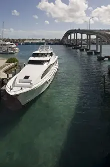 Images Dated 2nd April 2007: Bahamas, Paradise Island, Yacht moored under Paradise Island Bridge near Atlantis Resort