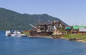 Images Dated 4th March 2009: Baikal Legend Hotel with boats at Listvyanka in Lake Baikal near Irkutsk in Siberia