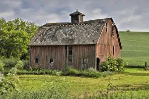Images Dated 22nd March 2019: Barn near Colfax with wheat fields, Eastern Washington