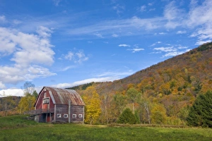 Images Dated 6th October 2009: A barn in Vermonts Green Mountains. Hancock, Vermont