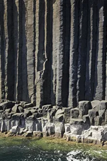 Images Dated 9th May 2010: Basalt Columns by Fingals Cave, Staffa, off Isle of Mull, Scotland, United Kingdom