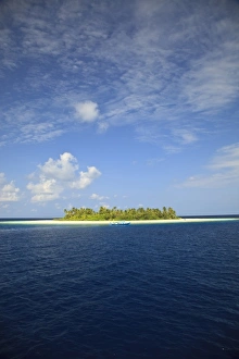 Images Dated 3rd April 2010: Baughagello Island, South Huvadhoo Atoll, Southern Maldives, Indian Ocean