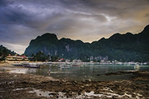 The bay of El Nido at sunset, Bacuit Archipelago, Palawan, Philippines