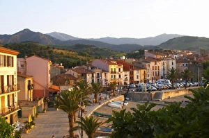 Images Dated 26th June 2006: The beach in the village. Collioure. Roussillon. France. Europe