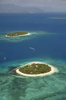 Images Dated 24th October 2011: Beachcomber Island Resort and Treasure Island Resort (in distance), Mamanuca Islands