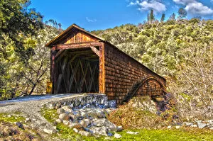 Images Dated 26th December 2007: The beautiful Bridgeport covered bridge over the south fork of the Yuba River in Penn Valley