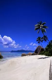 Images Dated 24th July 2007: Beautiful perfect scene of the famous rocks and beach at La Digue in the Seychelle