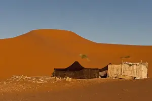 Images Dated 7th June 2009: Berber Tent in Dunes of Erg Chebbi, Moroccos only Saharan erg and impressive