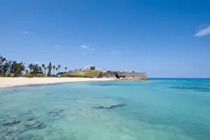 Images Dated 4th April 2011: Bermuda. Gates Bay (Saint Catherines Beach) with Fort St. Catherine in