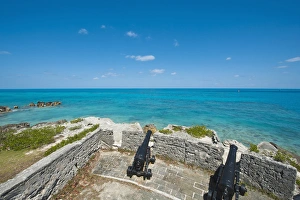 Images Dated 4th April 2011: Bermuda. Gates Fort Park and fort
