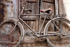 Images Dated 13th March 2010: Bicycle in doorway, Jodhpur, Rajasthan, India