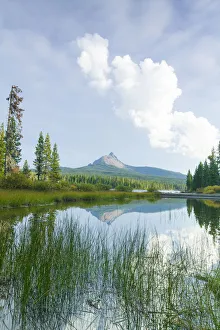 Images Dated 28th September 2004: Big Lake, Willamette National Forest, Mt. Washington, Central Oregon