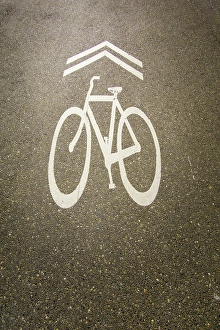 Images Dated 9th October 2024: Bike path sign on road