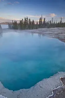Images Dated 18th September 2009: Black Pool geyser in the West Thumb Geyser Basin along Yellowstone Lake in Yellowstone