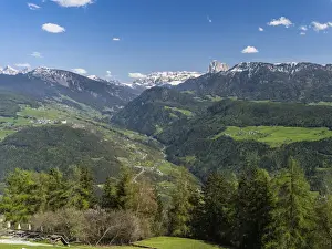 Bozen Prints: Blick auf die dolomiten Suedtirols von Bad dreikirchen oberhalb des Tals der Eisack