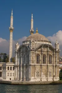 Images Dated 30th September 2005: Bosporus Straights with mosque in foreground, Istanbul Turkey