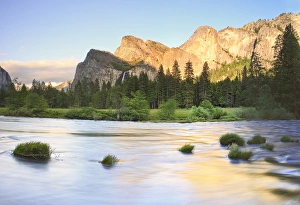 Images Dated 17th June 2009: Bridalveil Falls behind Merced River. Yosemite, California, US