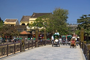 Images Dated 19th January 2009: Bridge crossing the Thu Bon River at Hoi An, Vietnam