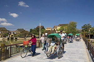 Images Dated 19th January 2009: Bridge crossing the Thu Bon River at Hoi An, Vietnam