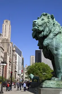 Bronze lion statue at the entrance to the Art Institute of Chicago building in Chicago