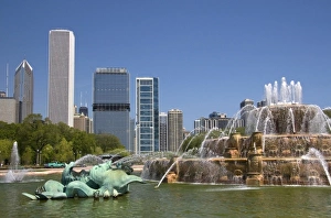 Images Dated 12th May 2009: Buckingham Fountain located in Grant Park, Chicago, Illinois, USA