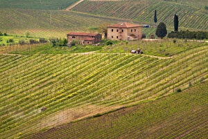 A building on a hill surrounded by vineyards in the countryside betweem Greve
