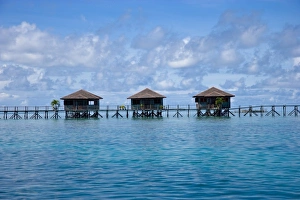 Images Dated 21st August 2005: Three bungalows, Sipadan-Kapalai Dive Resort, Sabah, Borneo, Malaysia
