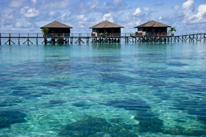 Images Dated 21st August 2005: Three bungalows, Sipadan-Kapalai Dive Resort, Sabah, Borneo, Malaysia