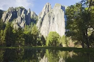 CA, Yosemite NP, Cathedral Rocks and reflection