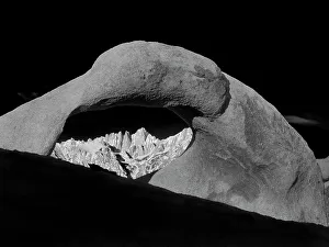 Images Dated 25th January 2024: California, Lone Pine, Alabama Hills, Mobius Arch with Mount Whitney