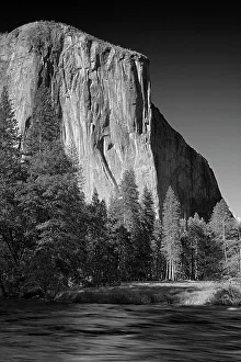 Images Dated 25th January 2024: California, Yosemite National Park. El Capitan and Merced River