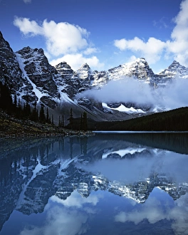 Images Dated 12th November 2009: Canada, Alberta, Banff National Park, Lake Moraine, Valley of Ten Peaks