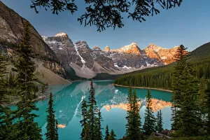 Canada Gallery: Canada, Alberta, Banff National Park, Moraine Lake at sunrise