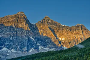 Images Dated 23rd March 2020: Canada, Alberta, Banff National Park. Valley of the Ten Peaks at sunrise