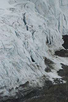 Images Dated 9th June 2007: Canada: Alberta, Columbia Icefield Bus Tour, Athabasca Glacier