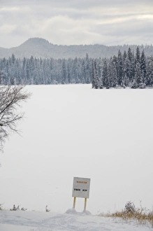 Images Dated 8th December 2008: Canada, Alberta, Jasper, Jasper NP. Fairmont Jasper Park Lodge. Thin Ice sign