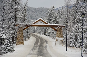 Images Dated 8th December 2008: Canada, Alberta, Jasper, Jasper NP. Fairmont Jasper Park Lodge, road to lodge