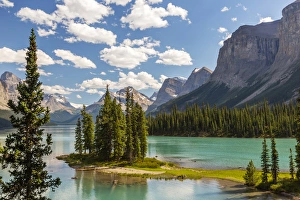 Canada, Alberta, Jasper National Park, Maligne Lake and Spirit Island